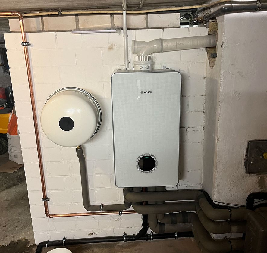 Heizungsanlage im Keller eines Hauses