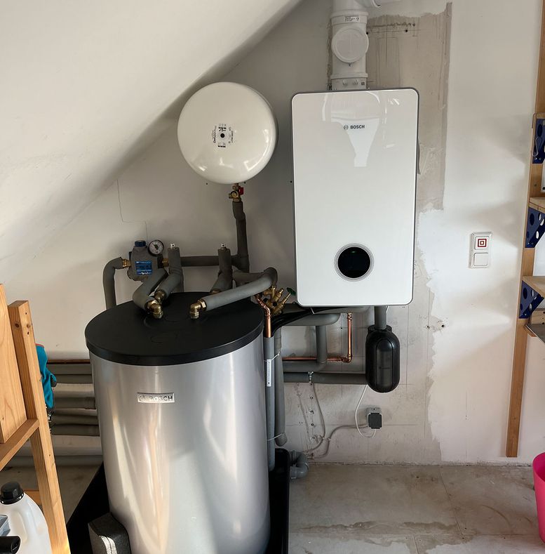 Eine Heizungsanlage im Dachgeschoss eines Hauses