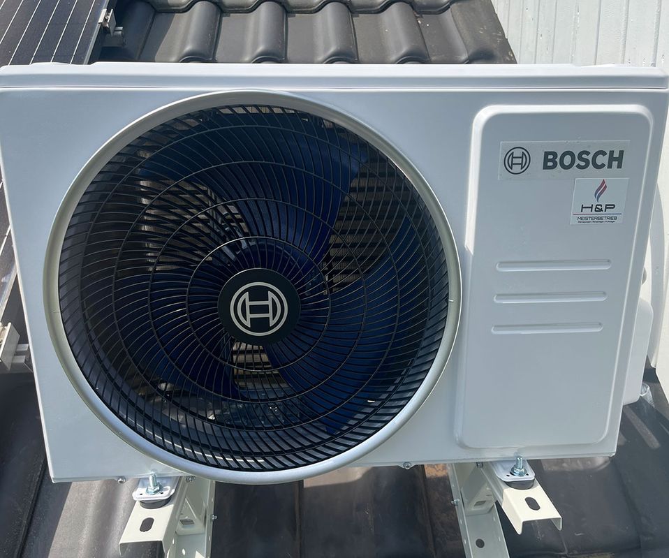 Klimaanlage auf dem Dach eines Hauses