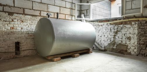 Ein Öltank einer Ölheizung steh in einem Keller
