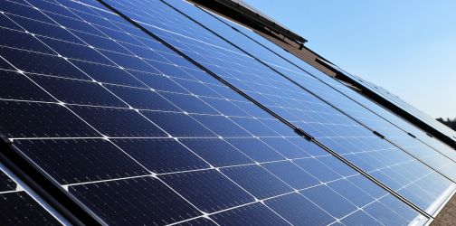 Mehrere Solarpaneele nebeneinander