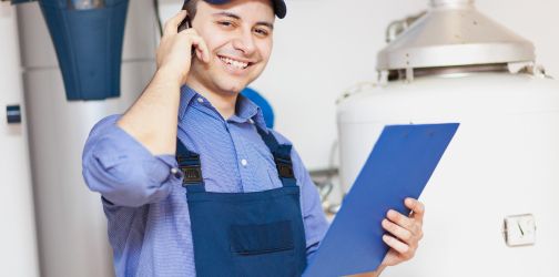 Ein Installateur lächelt in die Kamera